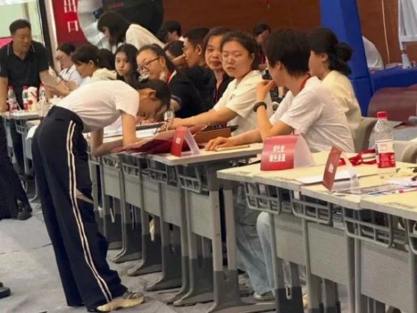 手机炒股好用的选哪款 黄杨钿甜终得走出舆论海啸，她和公众各应反思什么？